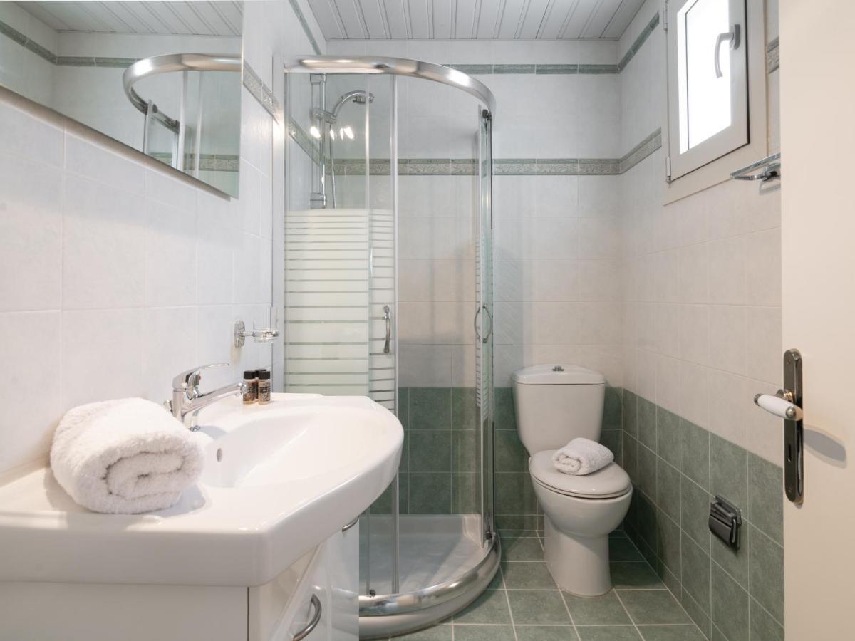 Villa Elizabeth - Seafront Classic Villa! 阿凯松 外观 照片
