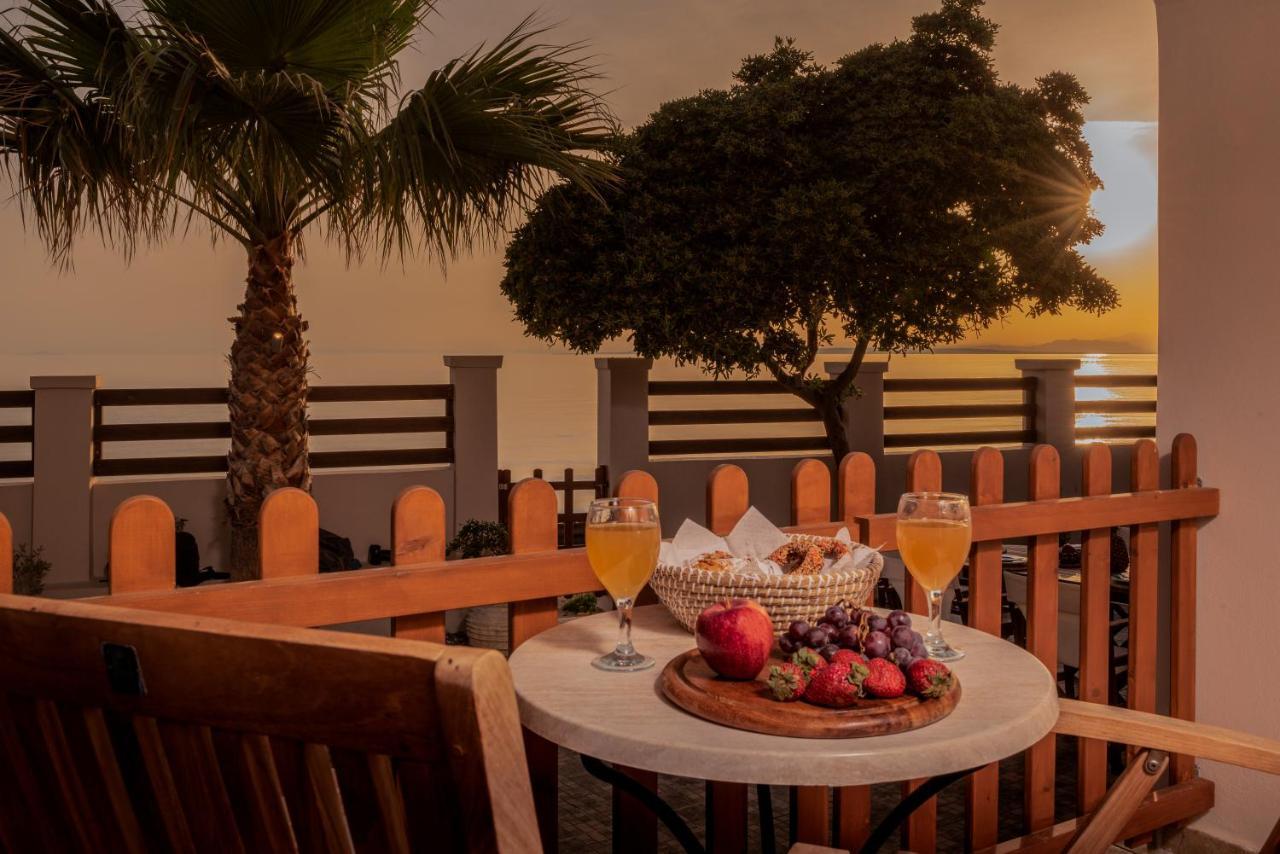 Villa Elizabeth - Seafront Classic Villa! 阿凯松 外观 照片